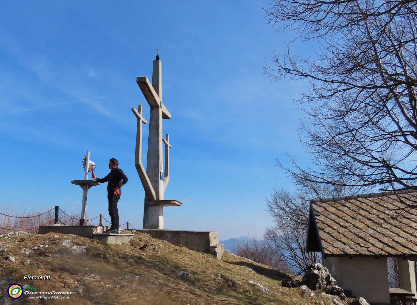 32 Alla Tre Croci e Cappella del Monte Molinasco (1179 m).JPG